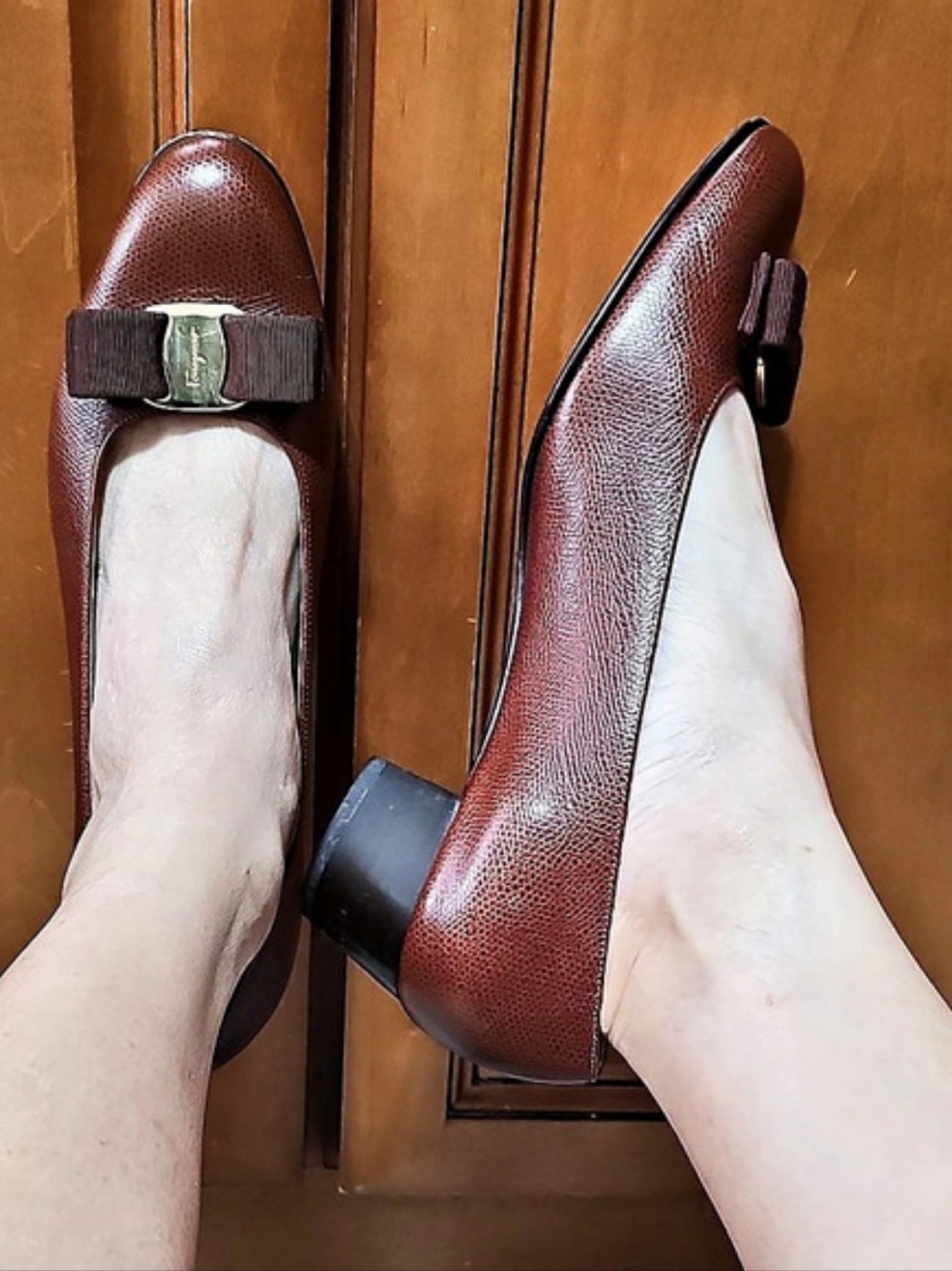 Salvatore Ferragamo Vara Ribbon Leather Round Toe Low Pumps Size 9B - Picture 4 of 9